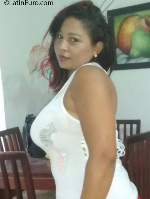 Date this foxy Colombia girl Yanelis from Cartagena CO18963