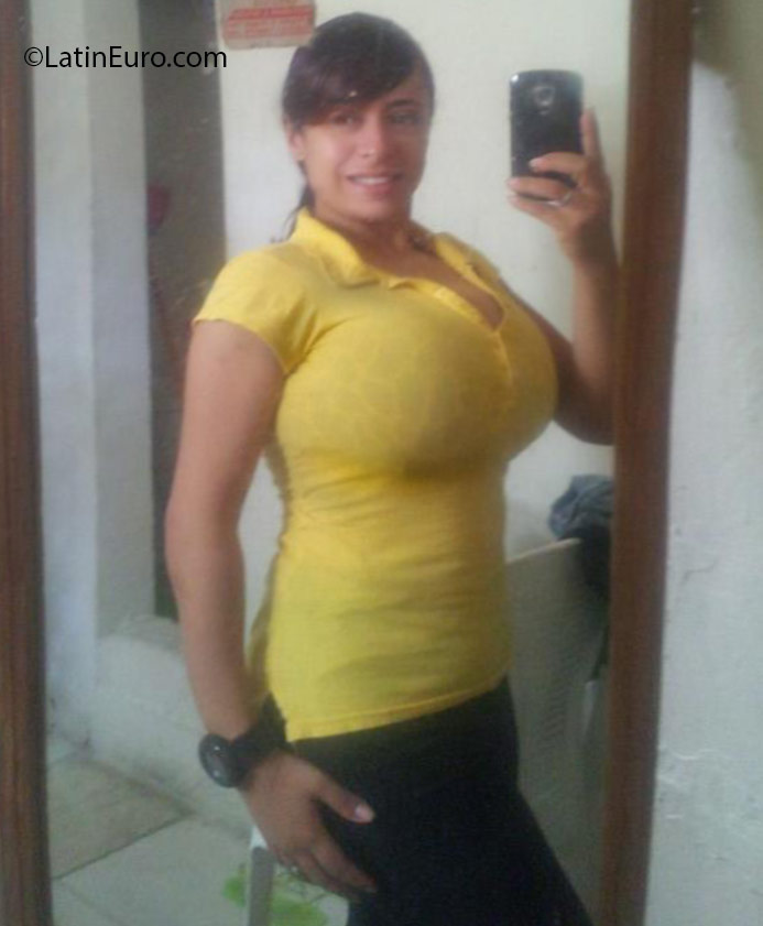 Date this foxy Dominican Republic girl Yessenia from Santiago DO25850