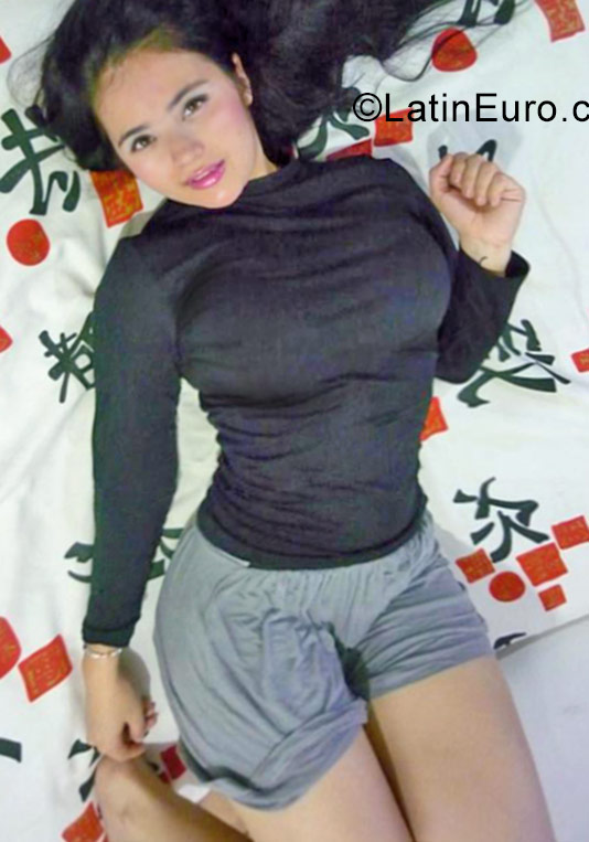 Date this voluptuous Colombia girl Deisy from medellin CO19029