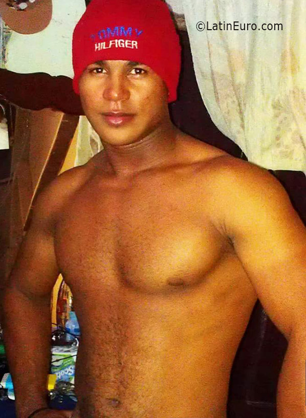Date this georgeous Dominican Republic man Edgar from Santo Domingo DO25997