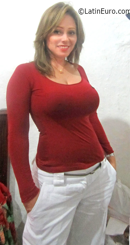Date this voluptuous Colombia girl Yisel from Medellin CO19049