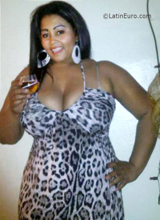 Date this hard body Dominican Republic girl Yalanler from Santiago DO26071