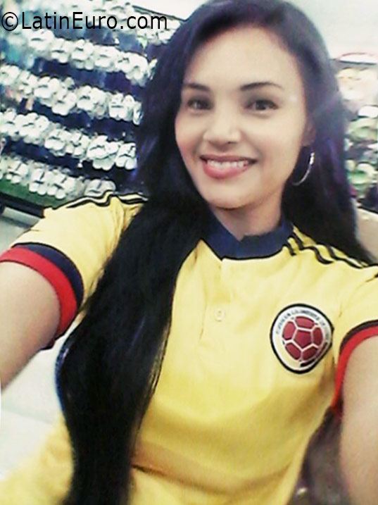 Date this lovely Colombia girl Leydis from Barranquilla CO19087