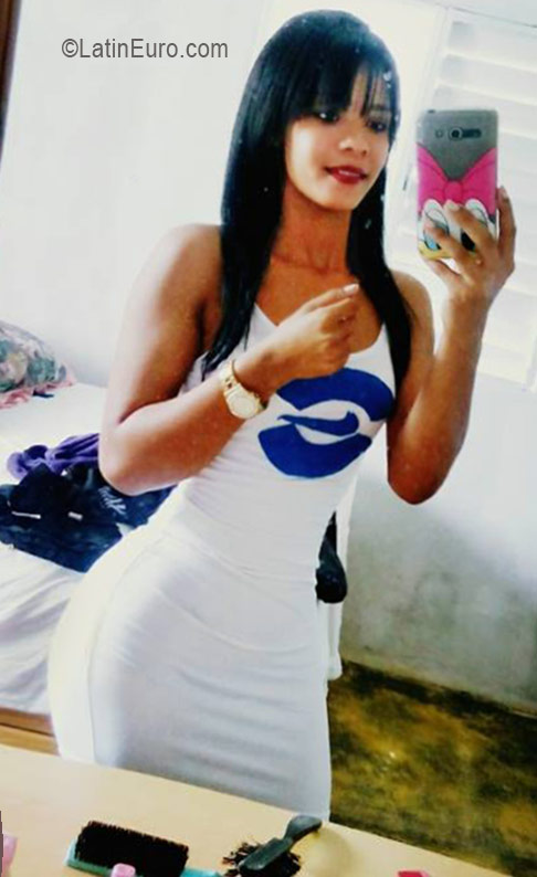 Date this nice looking Dominican Republic girl Carolin from Santo Domingo DO26153
