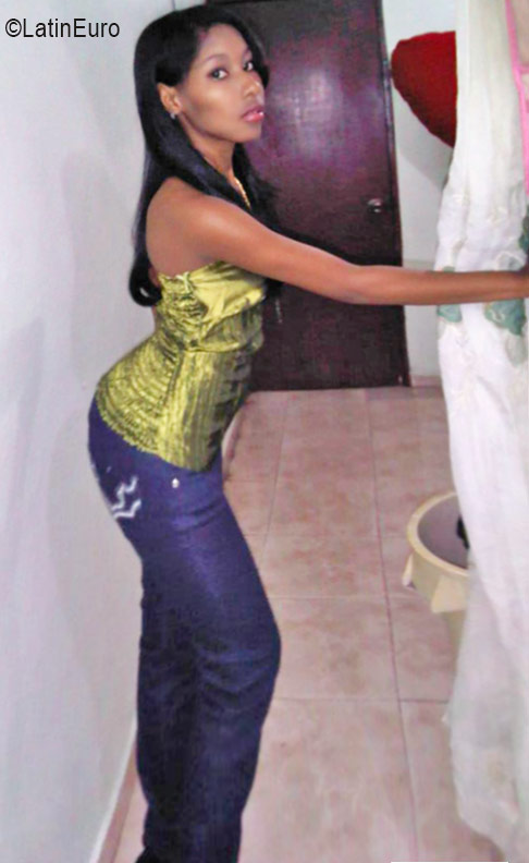 Date this exotic Dominican Republic girl Dileiny from Santo Domingo DO26283