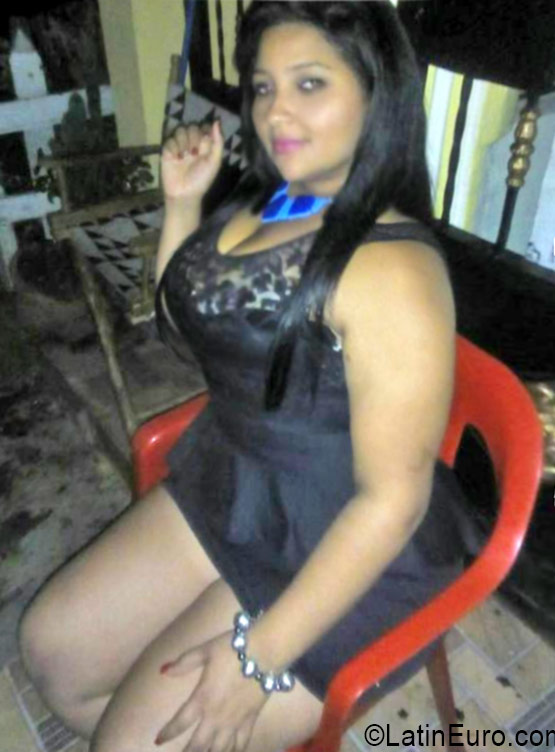 Date this gorgeous Dominican Republic girl Caroline from Santo Domingo DO26558