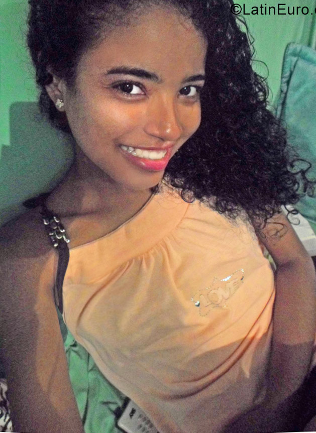 Date this athletic Brazil girl Denise from Salvador BR9788