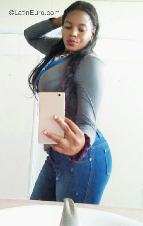 Date this charming Dominican Republic girl Hiyya from Santo Domingo DO27106