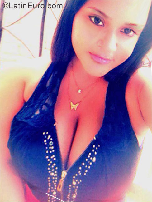 Date this pretty Dominican Republic girl Yakeira from Santiago DO27390
