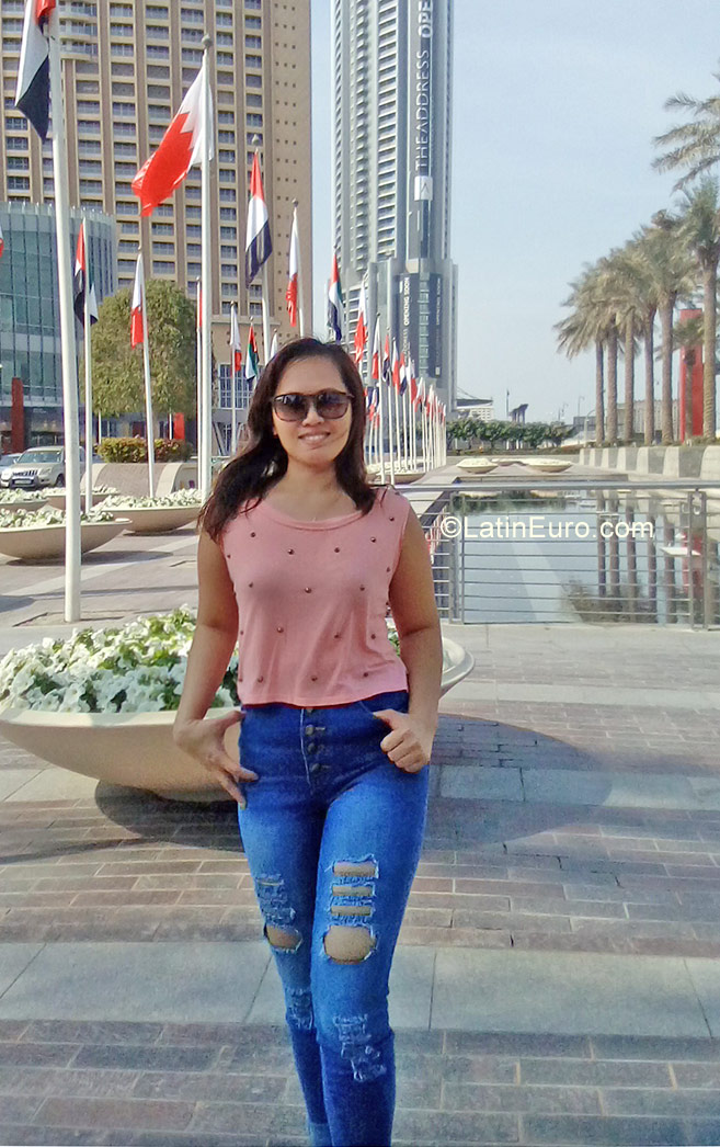 Date this nice looking United Arab Emirates girl Cristy from Dubai AE52