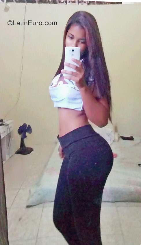 Date this attractive Brazil girl Lorena from Aracaju BR9897