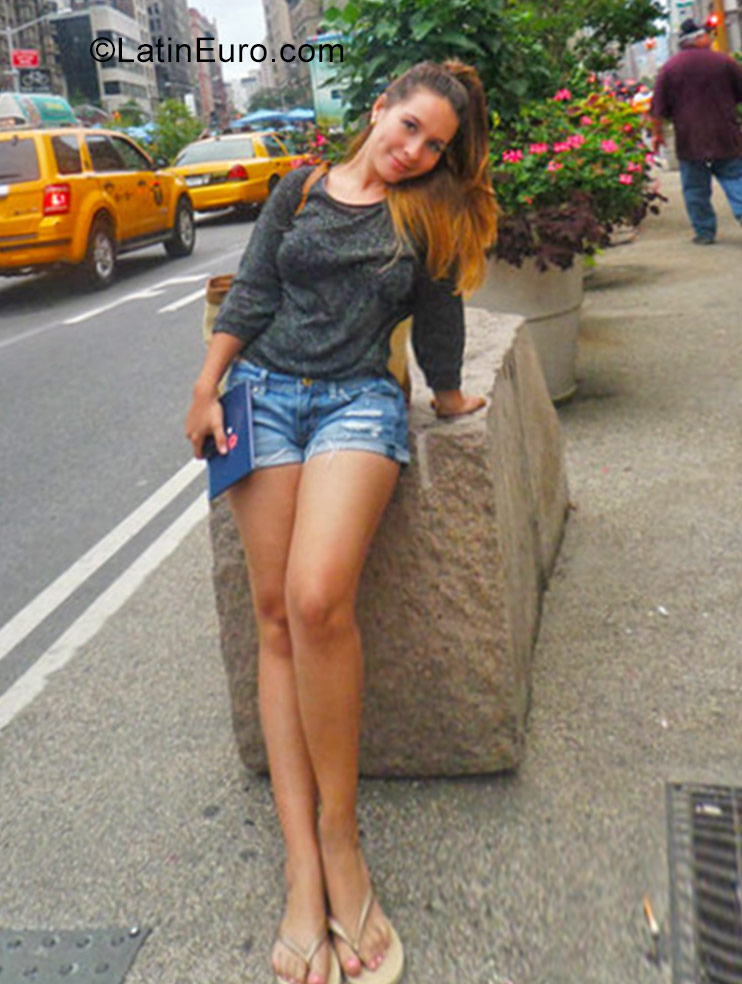 Date this voluptuous Colombia girl Kelly Valencia from Bogota CO20348