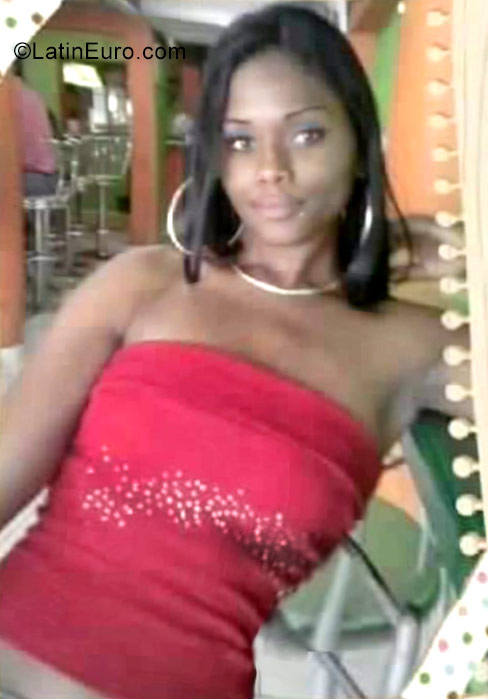 Date this nice looking Dominican Republic girl Yohana from Santo Domingo DO27529