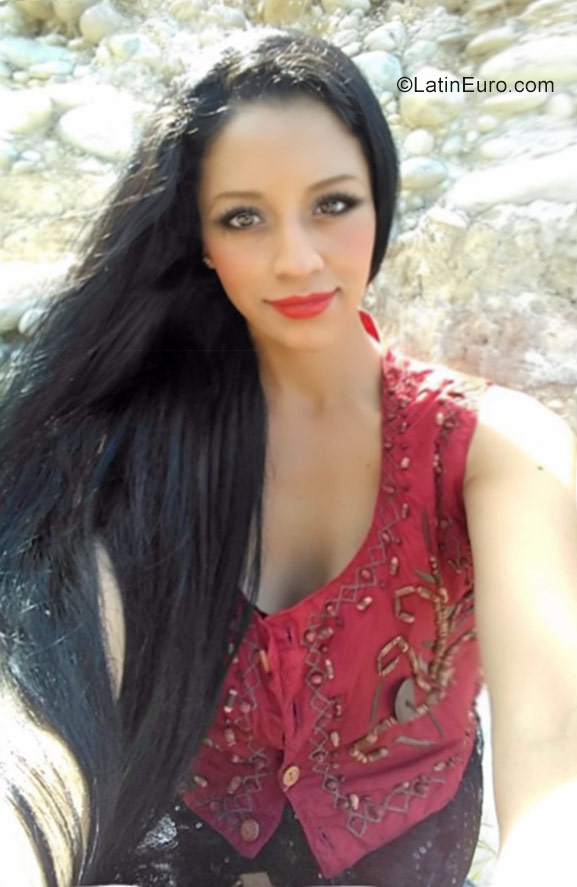 Date this athletic Colombia girl Maira from Bogota CO21068