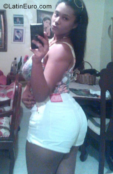 Date this good-looking Dominican Republic girl Stephany from Santo Domingo DO28227