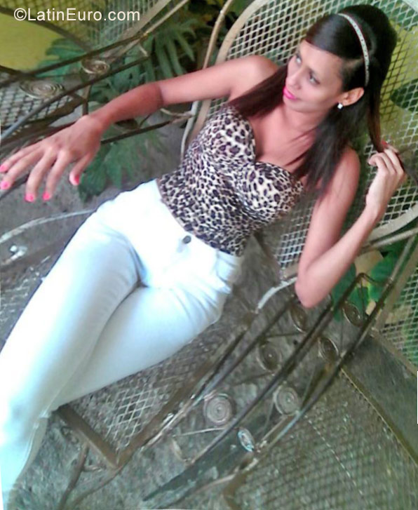 Date this happy Dominican Republic girl Angie from Santo Domingo DO28373