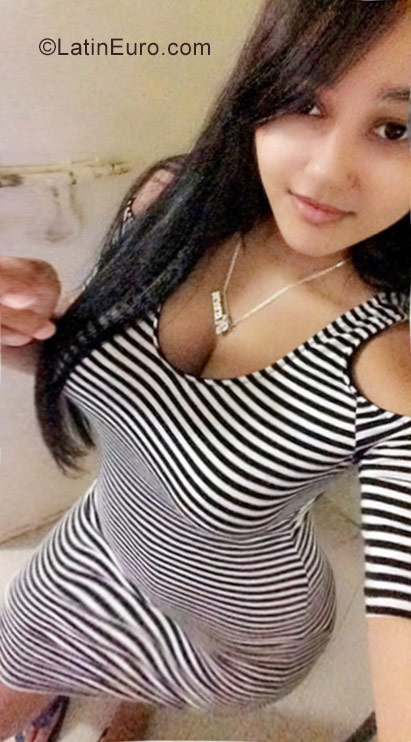 Date this sultry Dominican Republic girl Karen from Santo Domingo DO28527