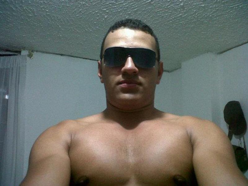 Date this hard body Colombia man David from Armenia CO21433
