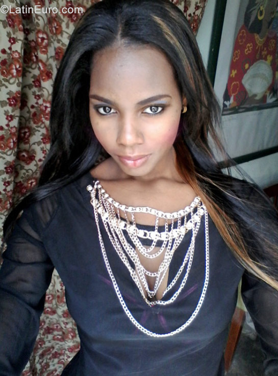 Date this good-looking Dominican Republic girl Sarah from Santo Domingo DO28712