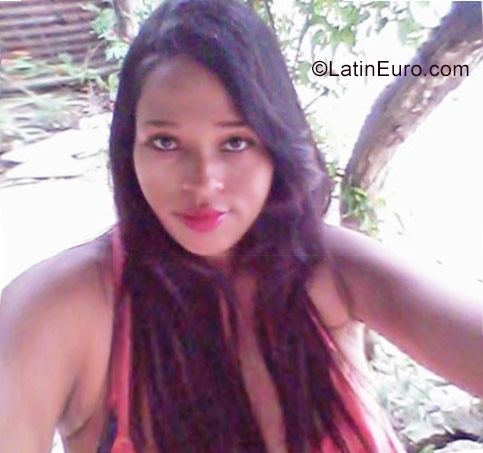 Date this nice looking Dominican Republic girl Dahiana from Santo Domingo DO28791