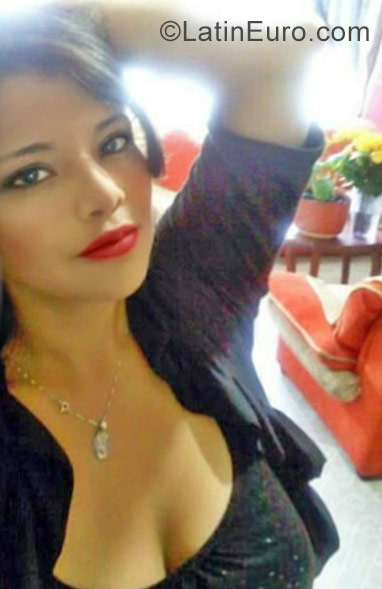 Date this good-looking Colombia girl YESENIA from Bogota CO21548