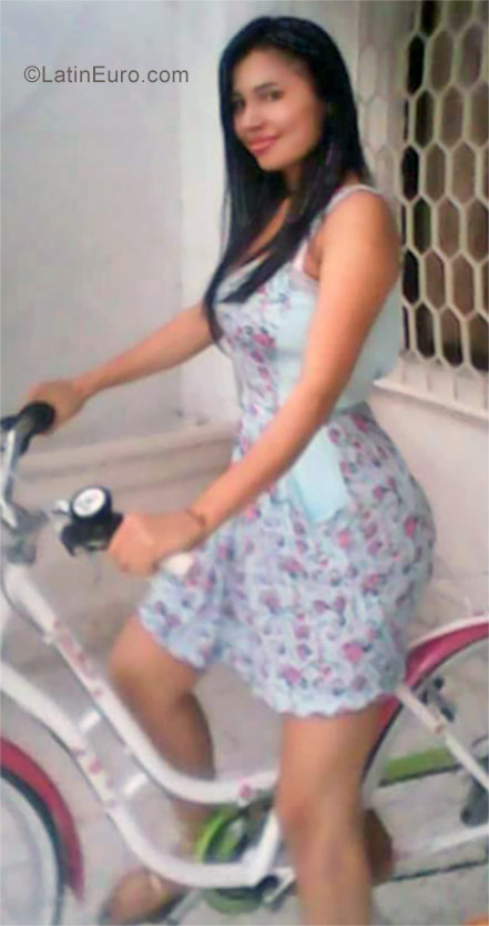 Date this happy Colombia girl Yanis from Barranquilla CO21563