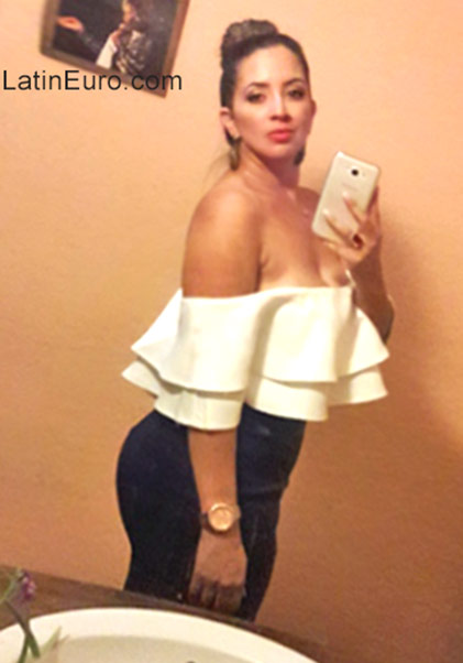 Date this beautiful Colombia girl Mariana from Valledupar CO21601