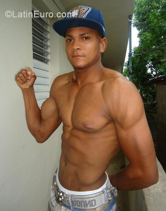 Date this athletic Dominican Republic man Antoniomora from Santiago Delos Caballeros DO28914