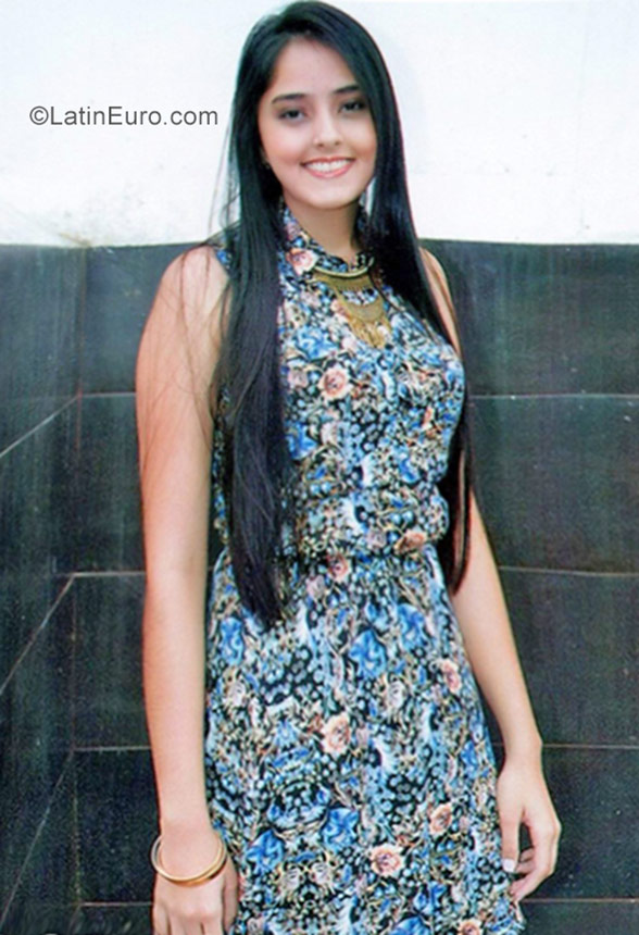 Date this attractive Colombia girl Alejandra from Bogota CO21665