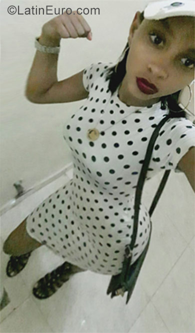 Date this beautiful Dominican Republic girl Winifer from Santiago DO29389