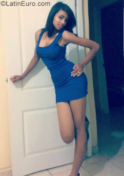 Date this lovely Dominican Republic girl Deriana from Santiago DO29425
