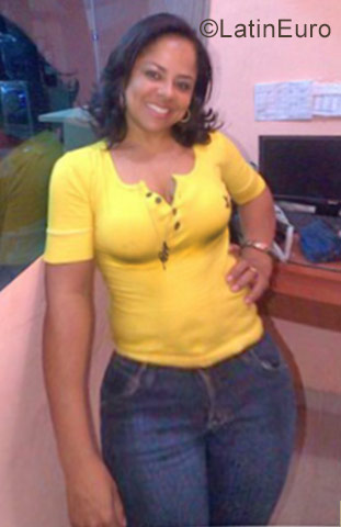 Date this beautiful Dominican Republic girl Yosi from Santo Domingo DO29529