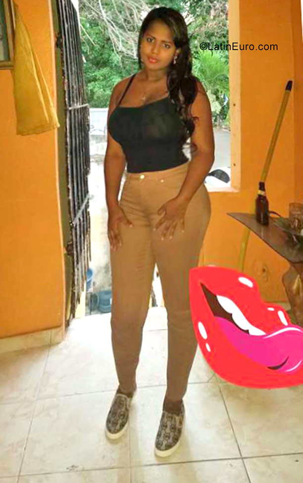 Date this pretty Dominican Republic girl Nathaley from Santo Domingo DO29584