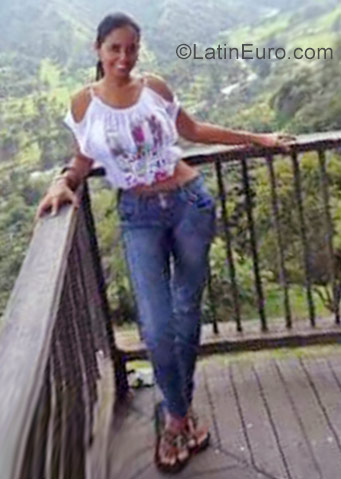 Date this young Colombia girl Maria from Buenaventura CO22198
