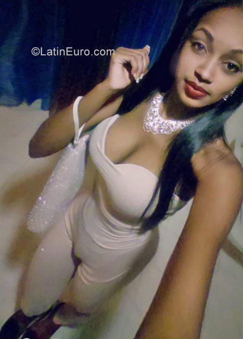 Date this lovely Dominican Republic girl Yafi from La Vega DO29709