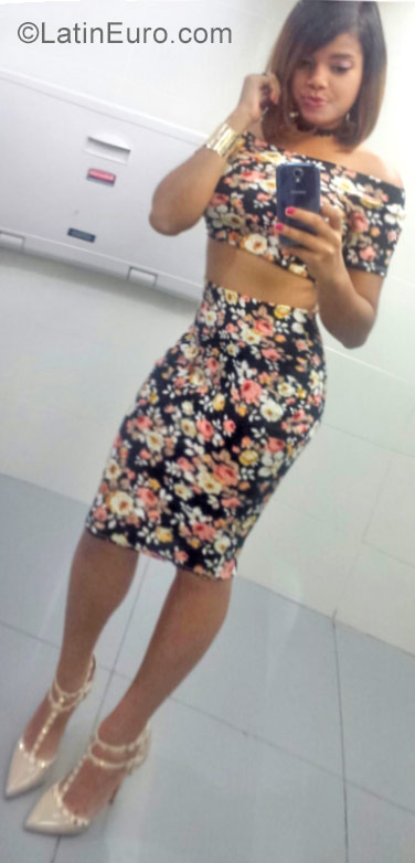 Date this charming Dominican Republic girl Emely from Santo Domingo DO29753