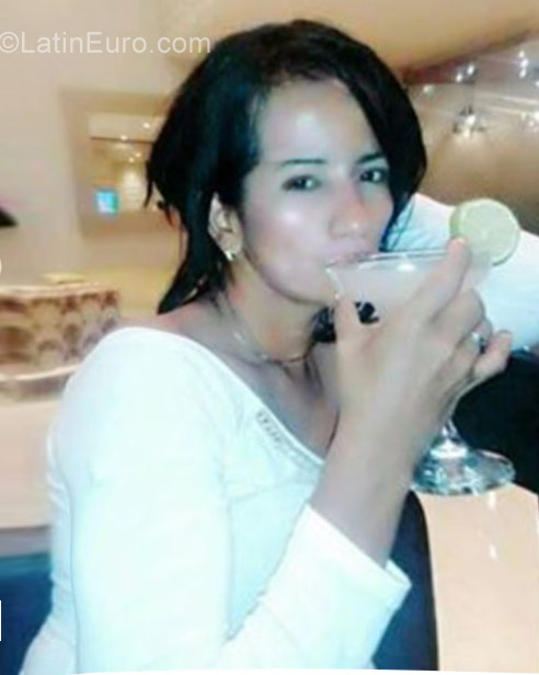 Date this attractive Colombia girl Carmen from Santa Marta CO22060