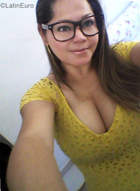 Date this charming Brazil girl Vanessa from Sao Paulo BR10189