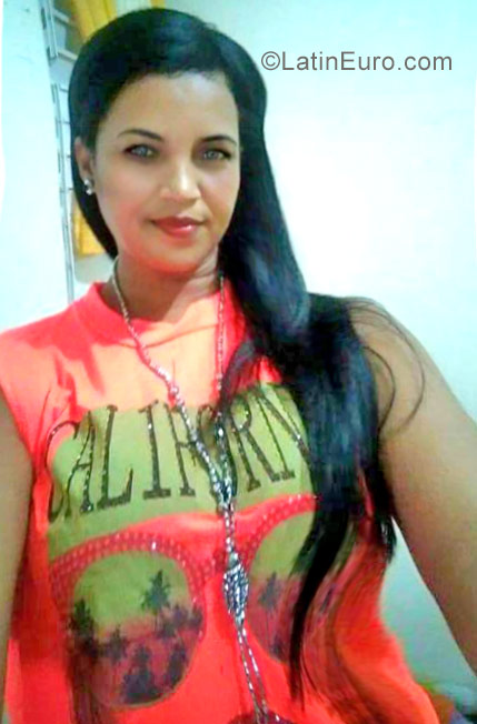 Date this foxy Dominican Republic girl Francheca from Santiago DO29927