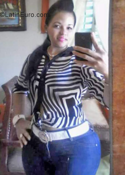 Date this nice looking Dominican Republic girl Karina from Santo Domingo DO29937