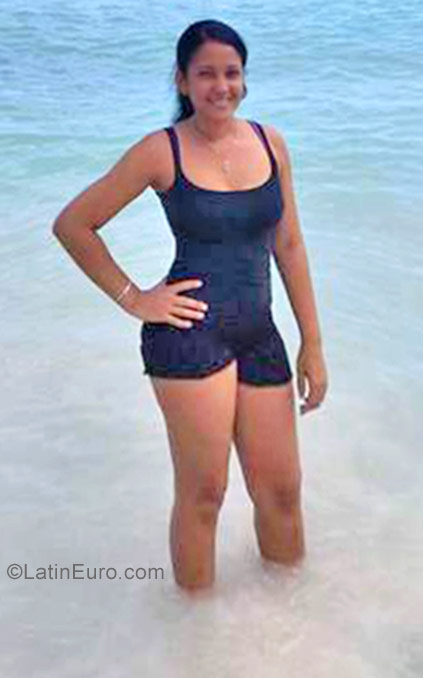 Date this hot Dominican Republic girl Valentina from La Romana DO30003