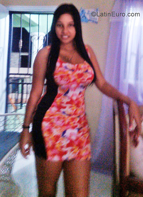 Date this nice looking Dominican Republic girl Yamilex from Santo Domingo DO30072