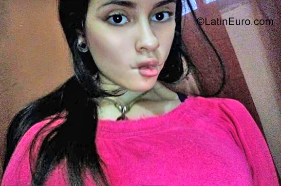 Date this good-looking Venezuela girl Fernanda from Caracas VE942