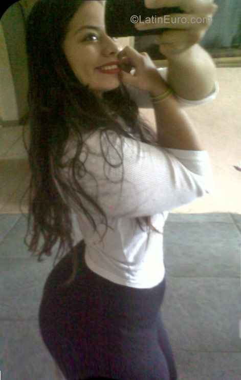 Date this foxy Venezuela girl Yusmeli from Caracas VE949