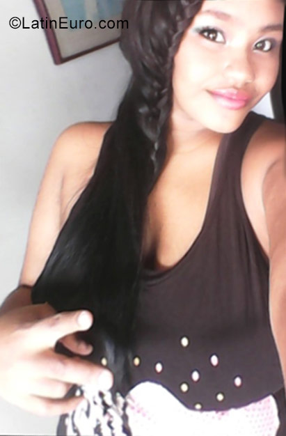 Date this sensual Colombia girl Maryi from Cali CO22755