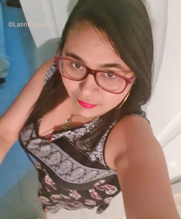 Date this happy Dominican Republic girl Franchesca from Santo Domingo DO30739