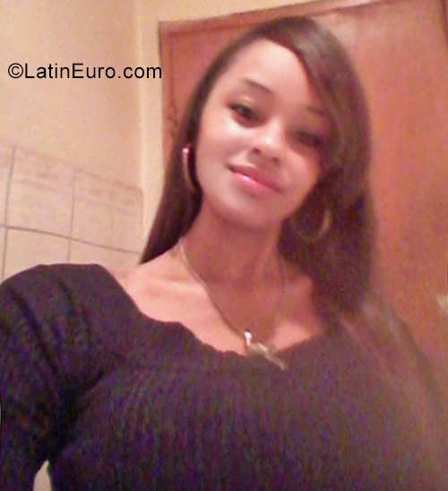 Date this nice looking Colombia girl Loren from Buenaventura CO22785