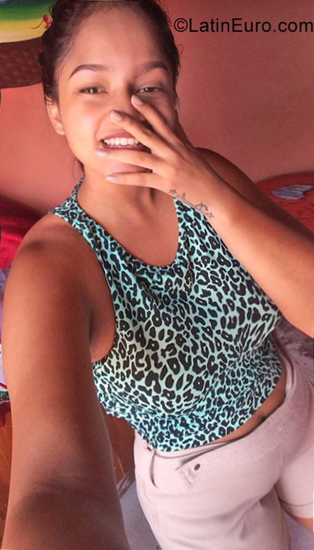 Date this lovely Ecuador girl Daniela from Guayaquil EC224