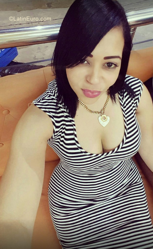 Date this charming Dominican Republic girl Amelia from Santo Domingo DO30867