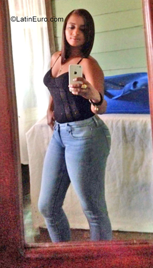 Date this hard body Dominican Republic girl Fernanda from Santiago DO30896